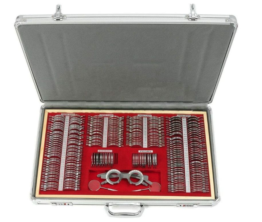 Lentes para prueba. Caja con mesa o estantivo conteniendo: 34 pares o más de esferas positivas y negativas (c/u desde +- 0.12 hasta +/- 20 dioptrías). 16 pares o más de cilindros positivos y negativos (c/u de +/- 0.25 +/- 6 diotrías) y 10 ó más prismas lentes.